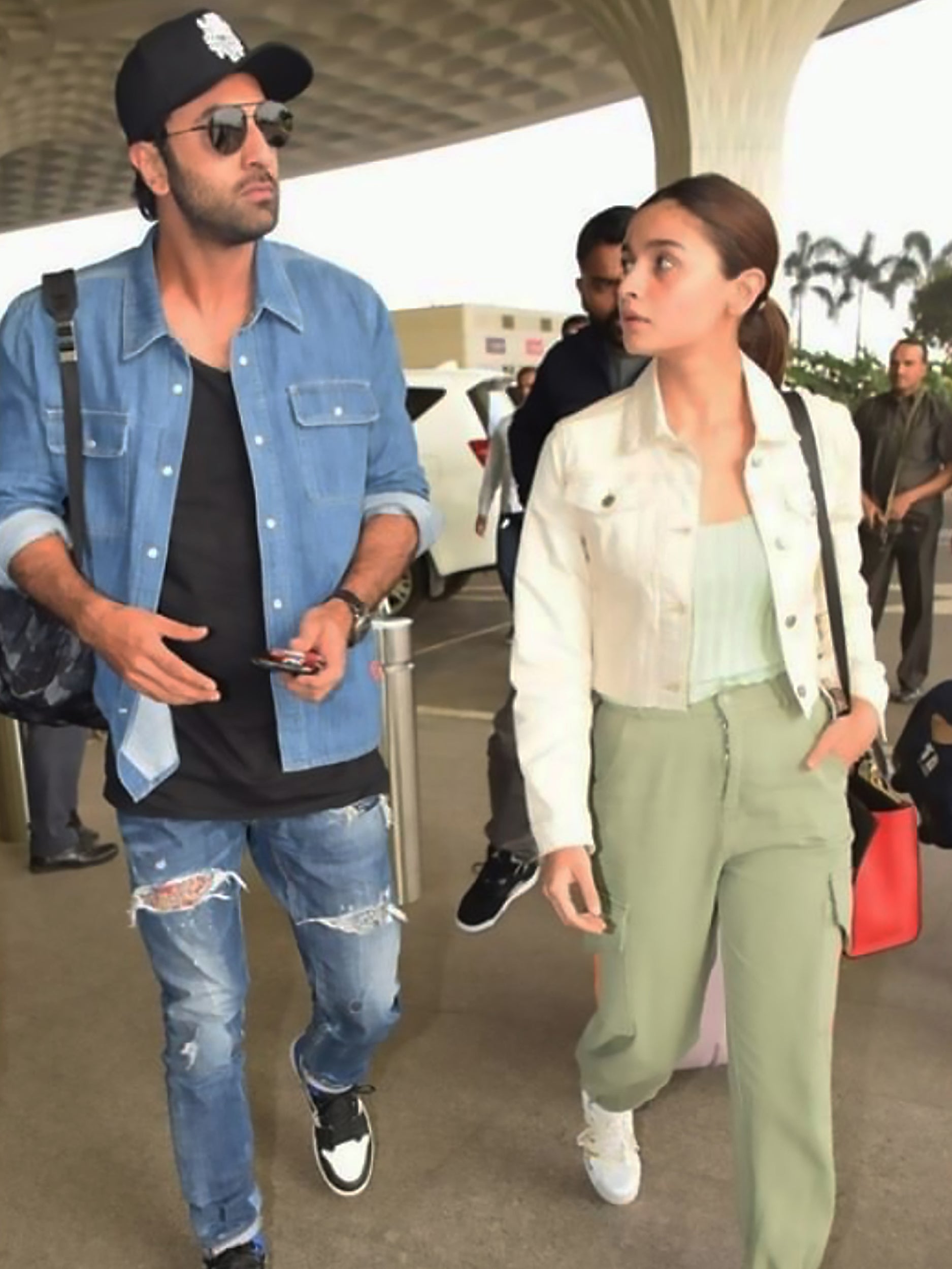 ALIA BHATT IN CARGO POCKET JEANS